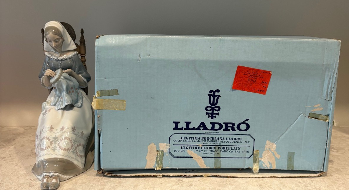 LLADRO Retired INSULAR EMBROIDERESS Figurine #4865 w/Original Blue Box MINT