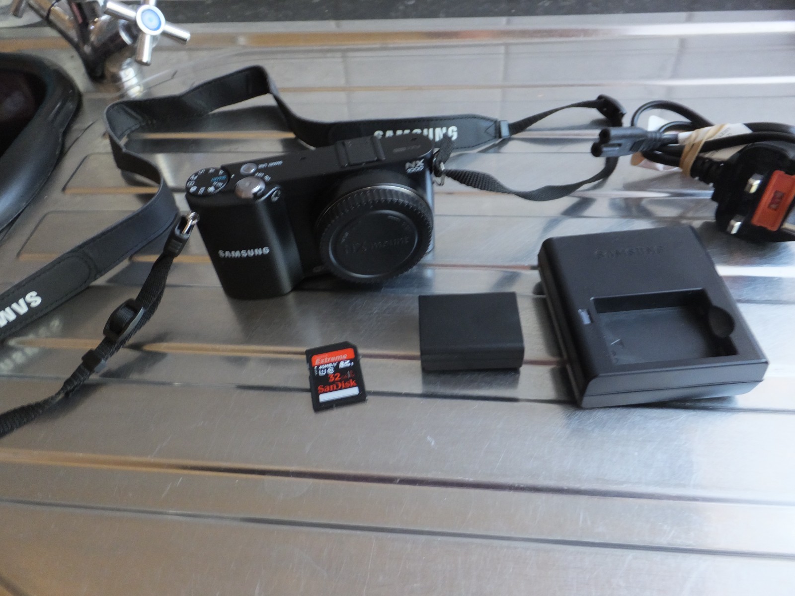 Samsung NX1000 Mirrorless 20.3MP Wi-Fi Camera Body Fully Working, Very Clean