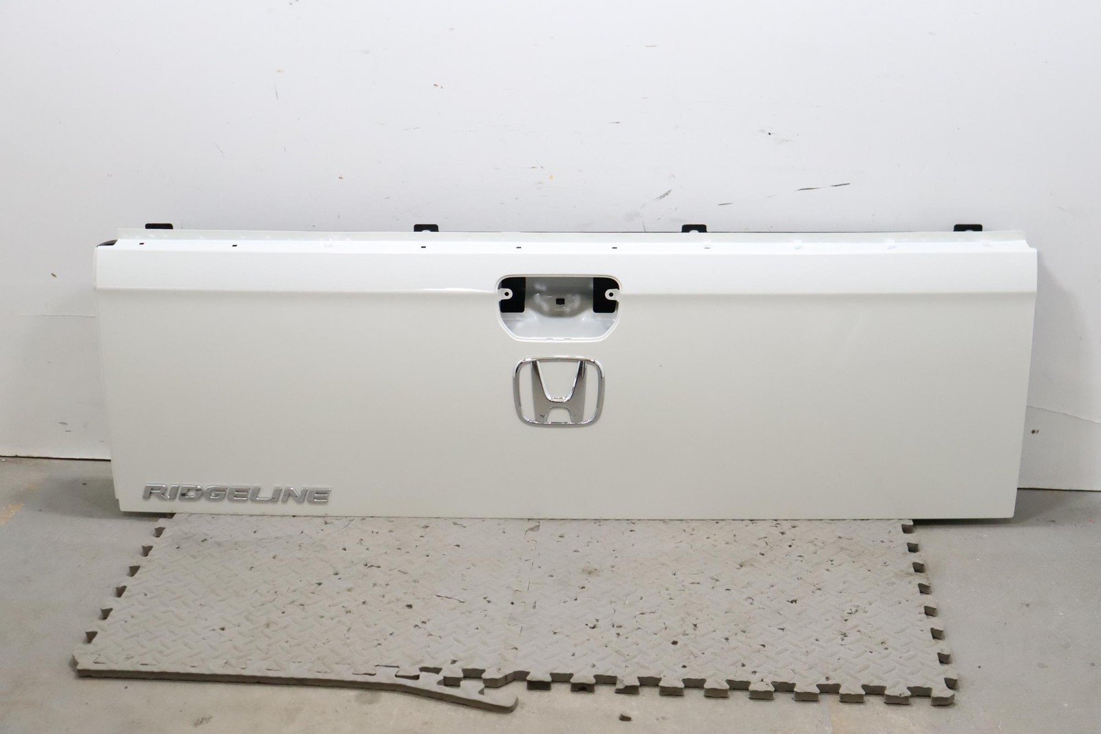 2017 - 2023 HONDA RIDGELINE REAR TAILGATE TRUCK BED SHELL OEM WHITE_NH603P