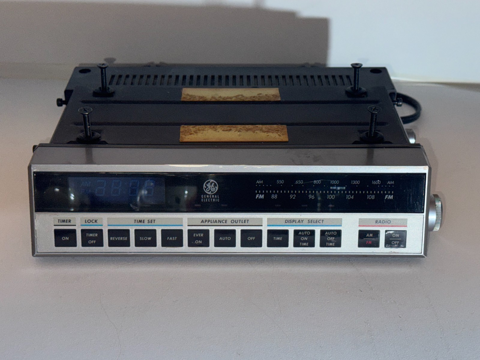 Vintage 1980s GE General Electric Under Cabinet Spacemaker AM/FM Radio Clock