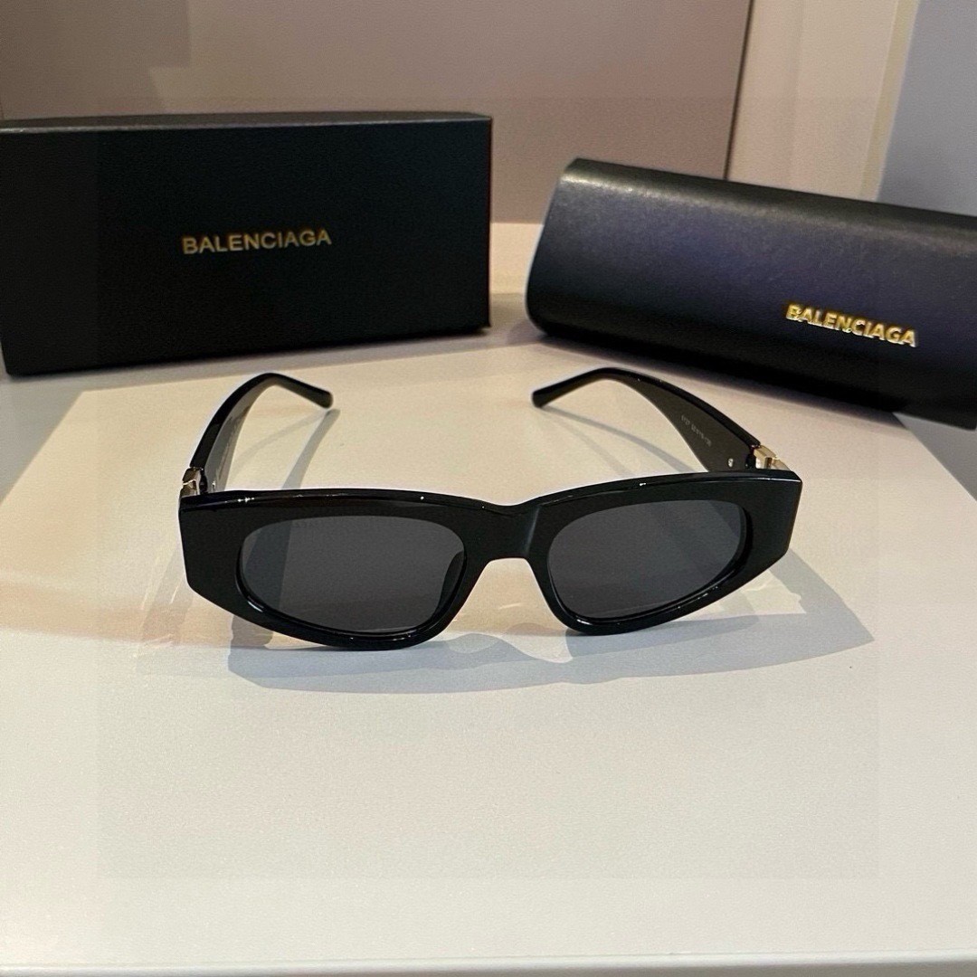 Balenciaga BB0095S 53-19-135 Cat Eye Sunglasses Black Gold BB Logo Grey Lens Balenciaga BB0095S 53-19-135 Cat Eye Sunglasses Black Gold BB Logo Grey Lens