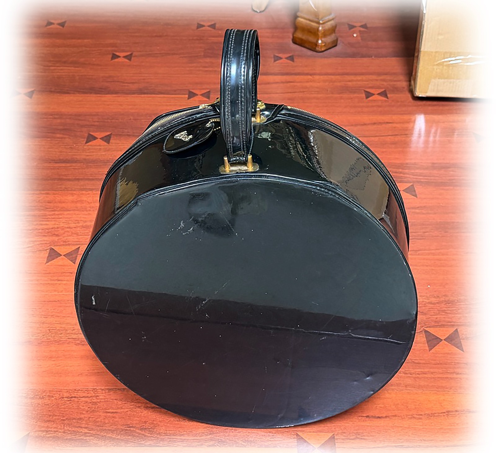 Vtg Lark Droutman NY Round Train Case Hat Box Black Patent Leather 16” w Strap