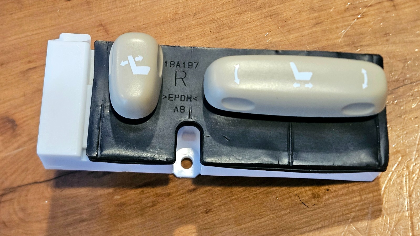 2005-06 LEXUS ES300 ES330 TAN RIGHT PASSENGER SEAT POSITION CONTROL PANEL SWITCH 2005-06 LEXUS ES300 ES330 TAN RIGHT PASSENGER SEAT POSITION CONTROL PANEL SWITCH
