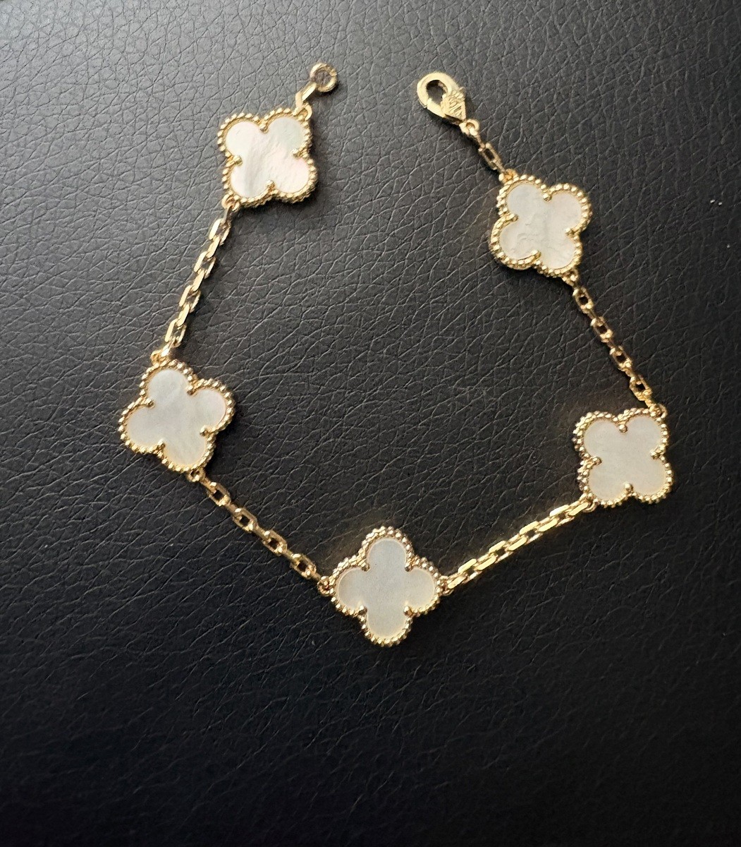 Beautiful women’s pearl flower bracelet Beautiful women’s pearl flower bracelet