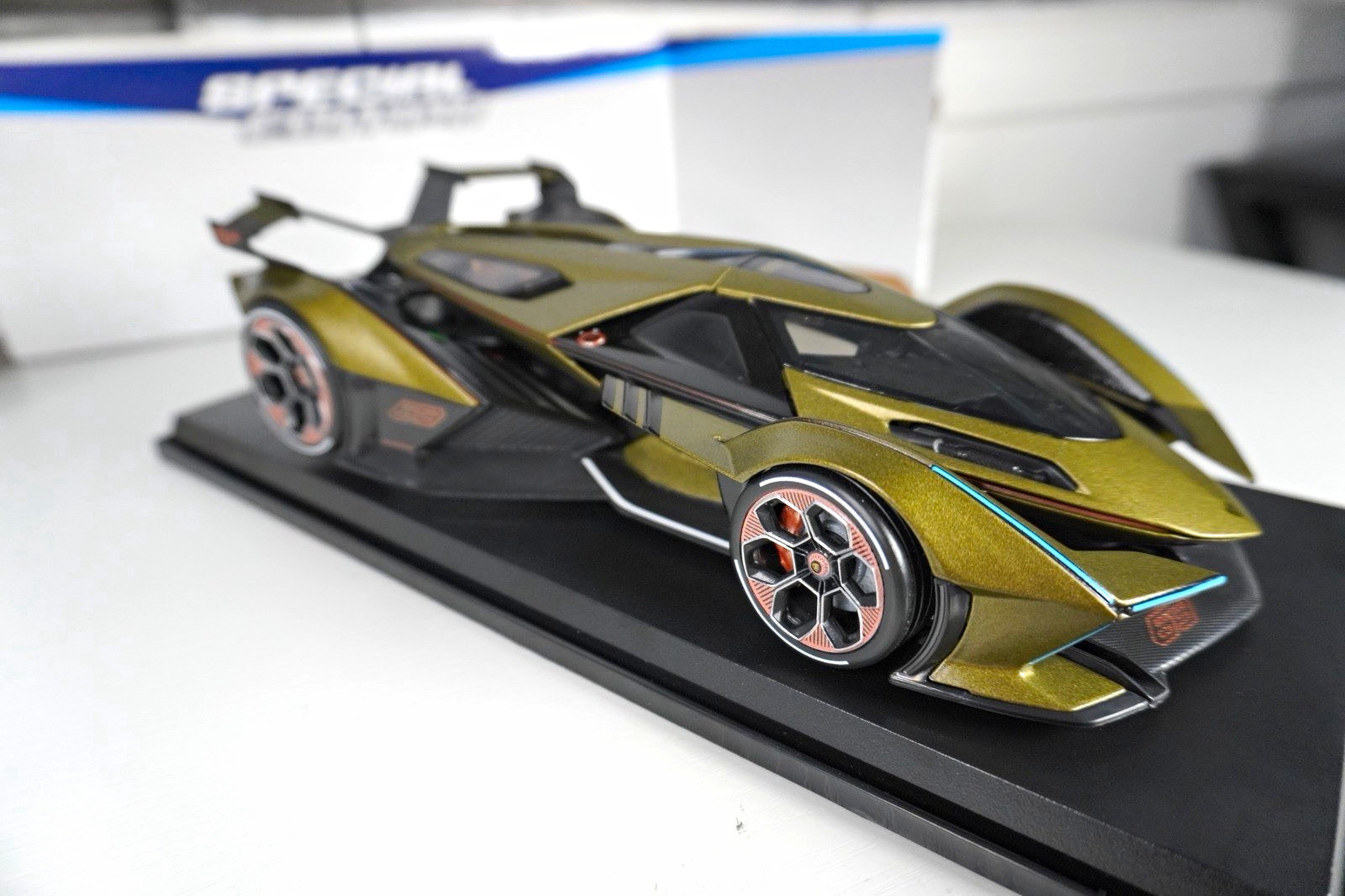 Lamborghini Veneno 2013 1:43 Diecast Green/Black Supercar Collection w/ Stand