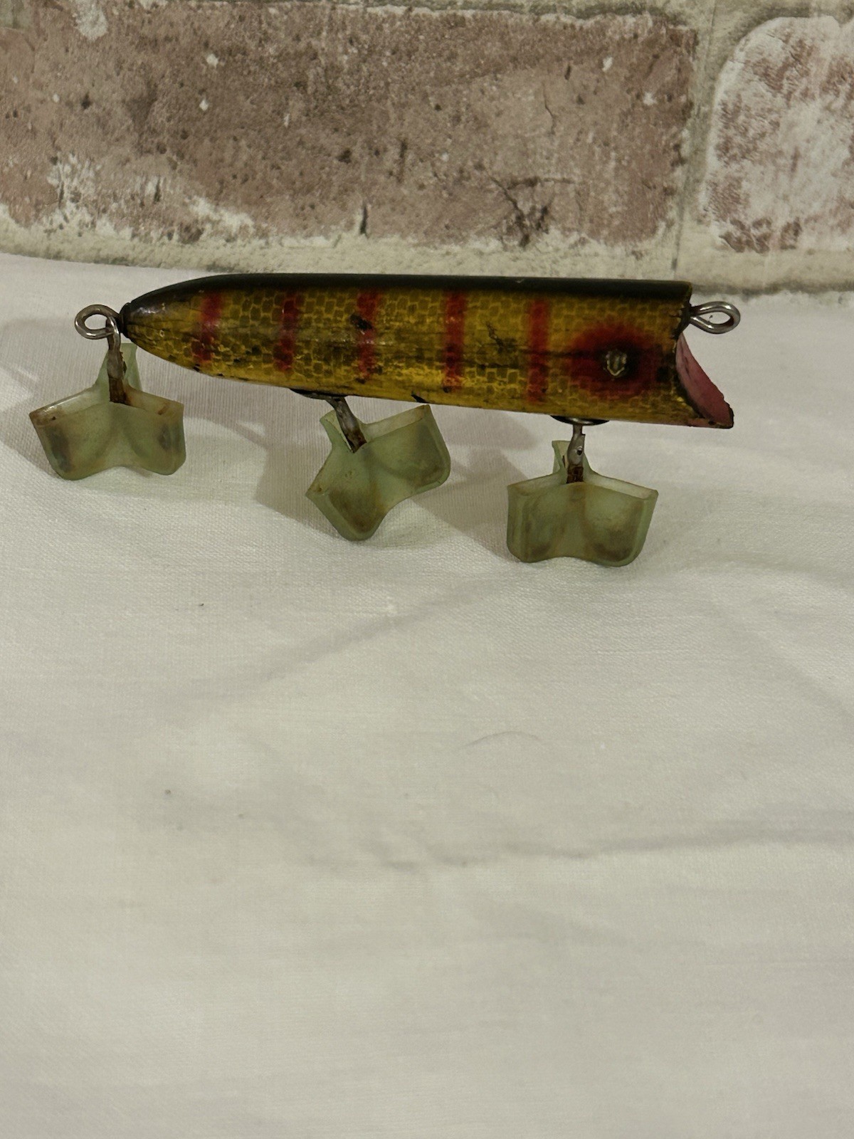 VINTAGE WOODEN FISHING LURE VINTAGE WOODEN FISHING LURE