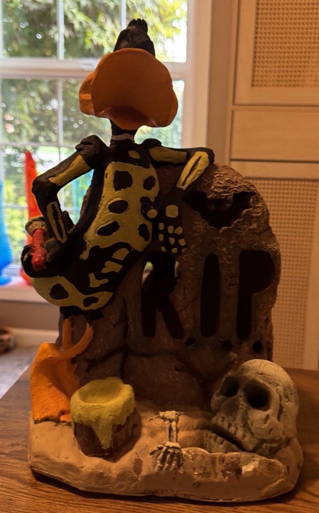Looney Tunes 1997 Halloween Light Up, Daffy Painted Tombstone Skull. Read Looney Tunes 1997 Halloween Light Up, Daffy Painted Tombstone Skull. Read