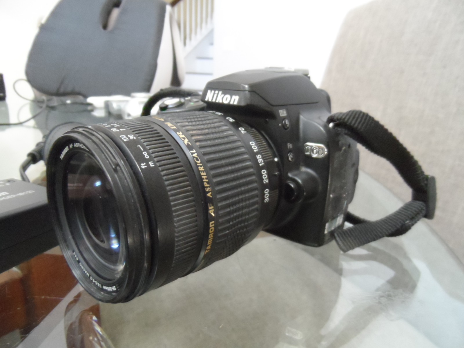 NIKON D60 DIGITAL CAMERA BUNDLE TESTED NIKON 28-300 LENS 10.2 MEGAPIXELS