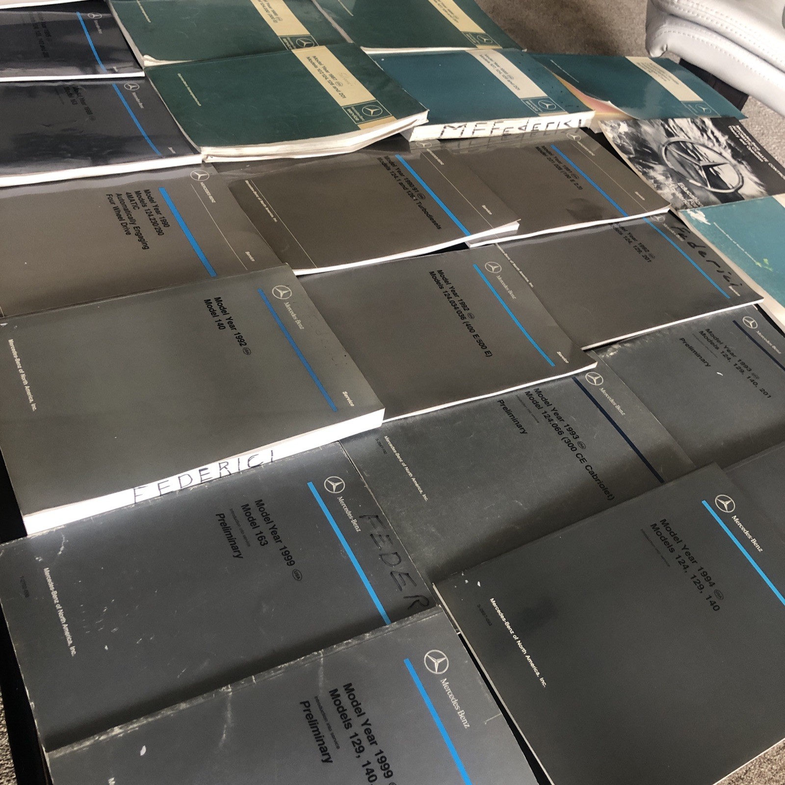 LARGE MIXED LOT OF 26 ~ 1979 - 1999 MERCEDES BENZ FACTORY SERVICE MANUALS