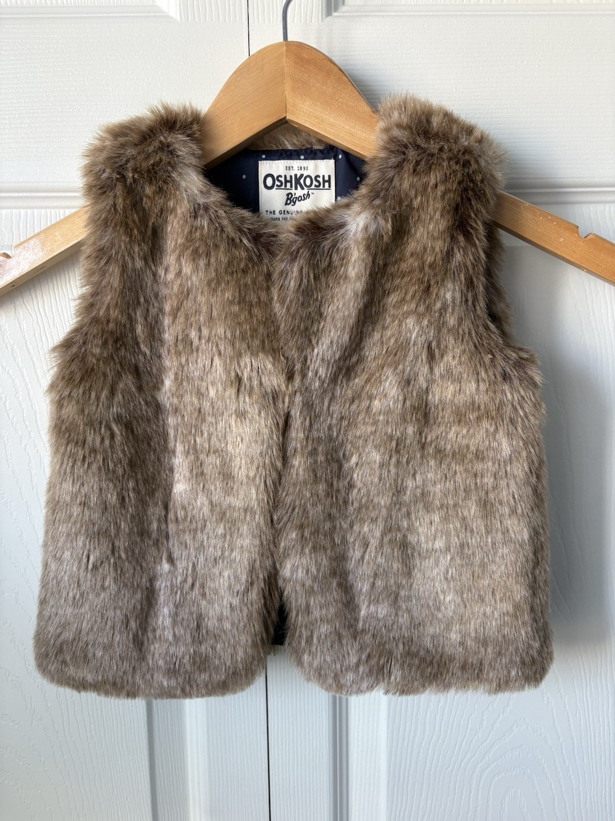 NWOT Osh Kosh B\'Gosh Girls Faux Fur Vest Tan / Navy Polka Dot Lining Size 3T NWOT Osh Kosh B\'Gosh Girls Faux Fur Vest Tan / Navy Polka Dot Lining Size 3T