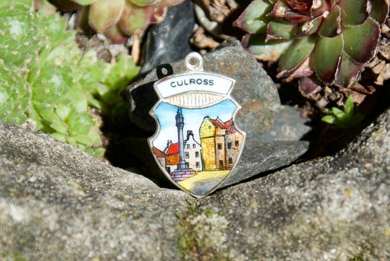 NICE VINTAGE ENAMEL AUTOMOBILE CAR KEYCHAIN # CULROSS SCOTLAND