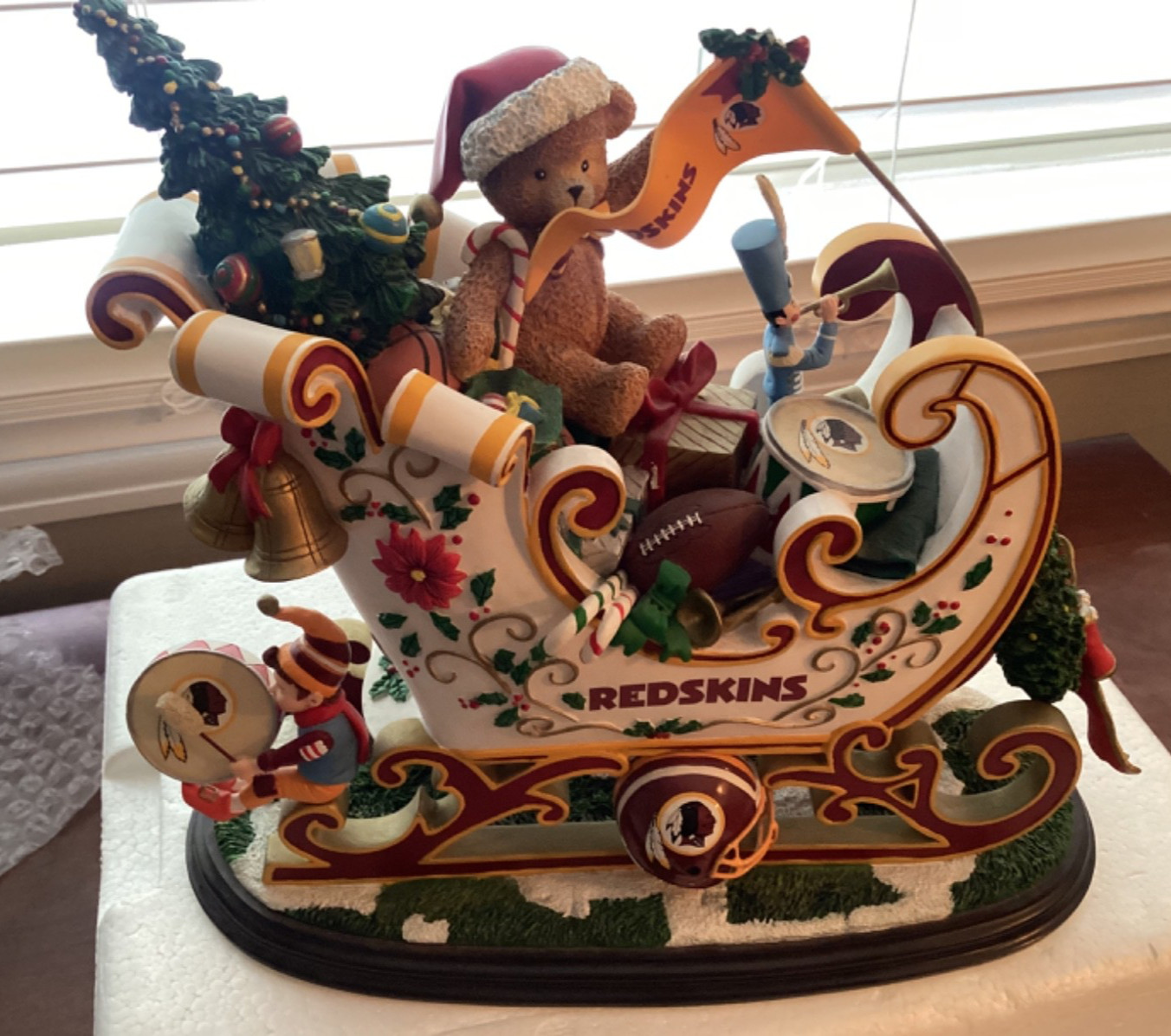 DANBURY MINT WASHINGTON REDSKINS CHRISTMAS SLEIGH. DANBURY MINT WASHINGTON REDSKINS CHRISTMAS SLEIGH.