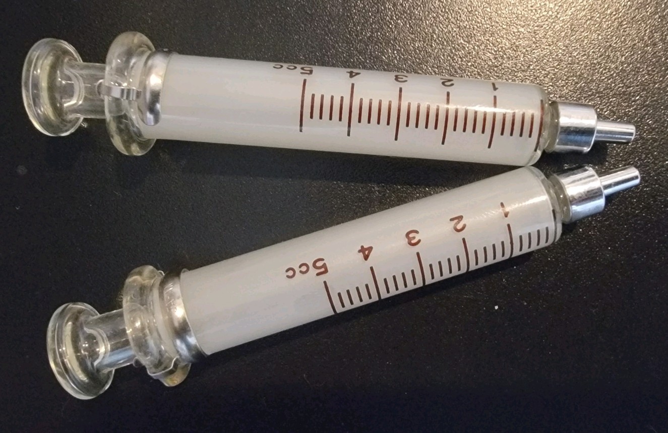 2 Vintage Glass 5cc Syringes, Slip Tip, Antique Medical. 2 Vintage Glass 5cc Syringes, Slip Tip, Antique Medical.