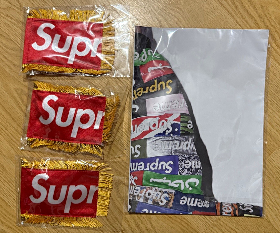 Supreme FW26 4-Piece Accessory Set 3 Dashboard Flags, 1 Poster Supreme FW26 4-Piece Accessory Set 3 Dashboard Flags, 1 Poster