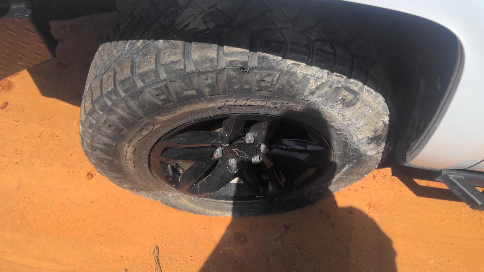 Used Wheel fits: 2017 Chevrolet Silverado 1500 pickup 18x8-1/2 5 spoke single bl