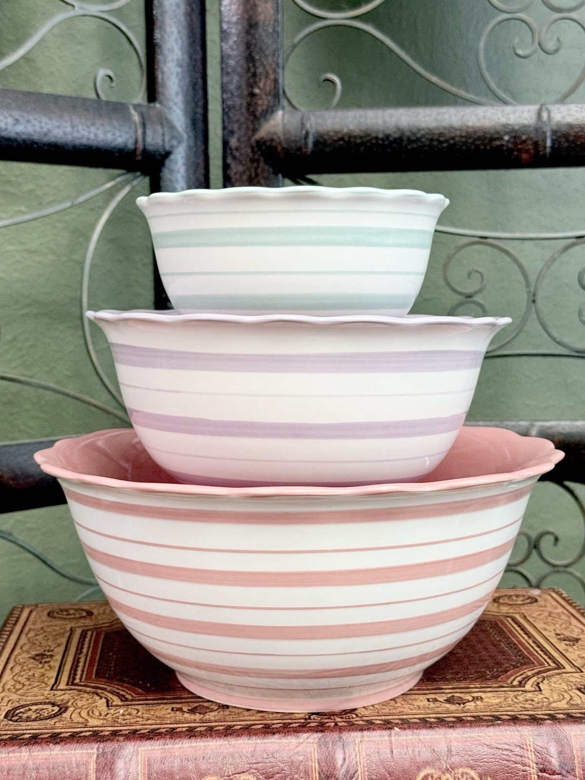 VTG EXTREMELY RARE Pioneer Woman PASTEL STRIPED 3PC Nesting/Mixing Bowls *MiNtY