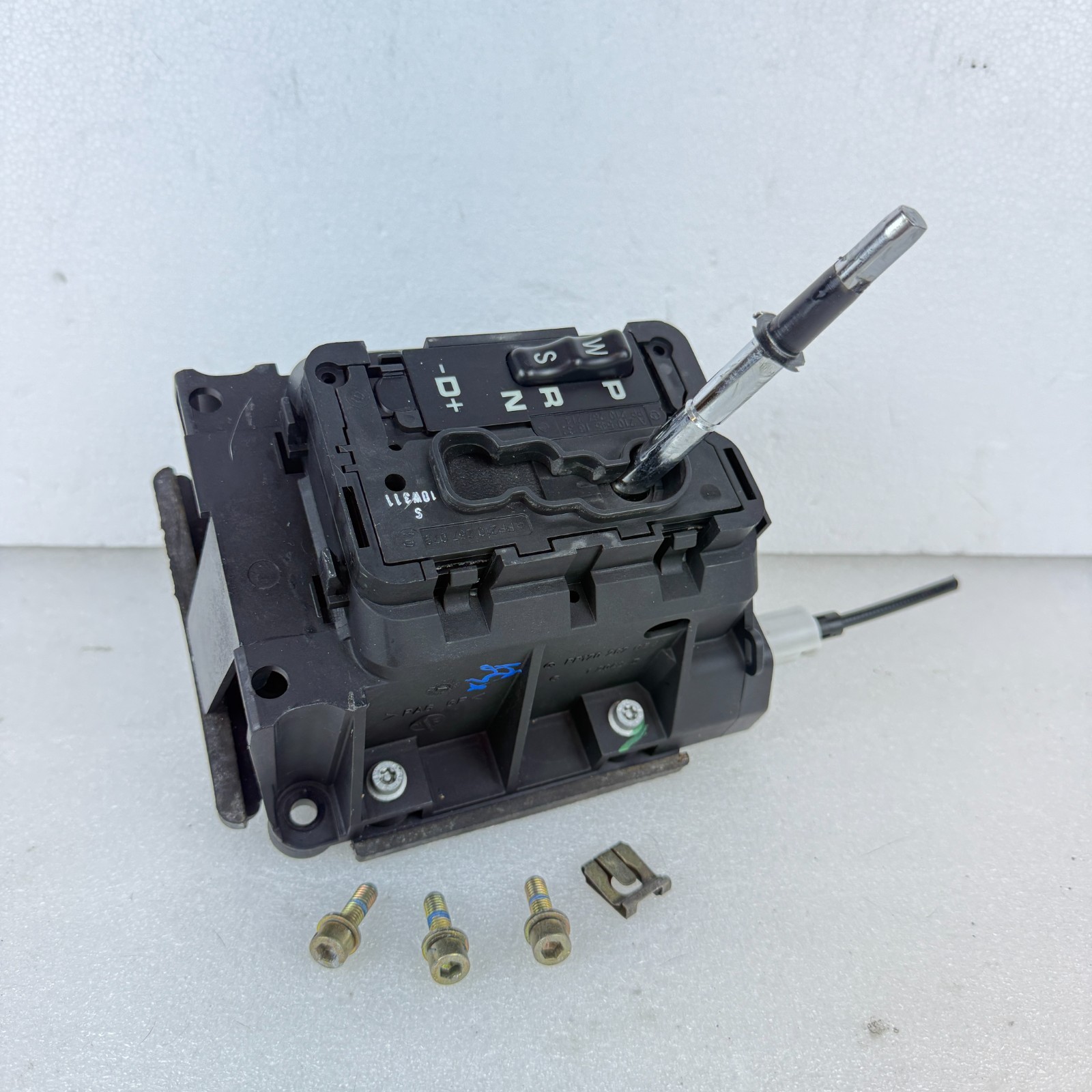 01-04 Mercedes SLK R170 Auto Transmission Gear Selector Shifter OEM A2105451632