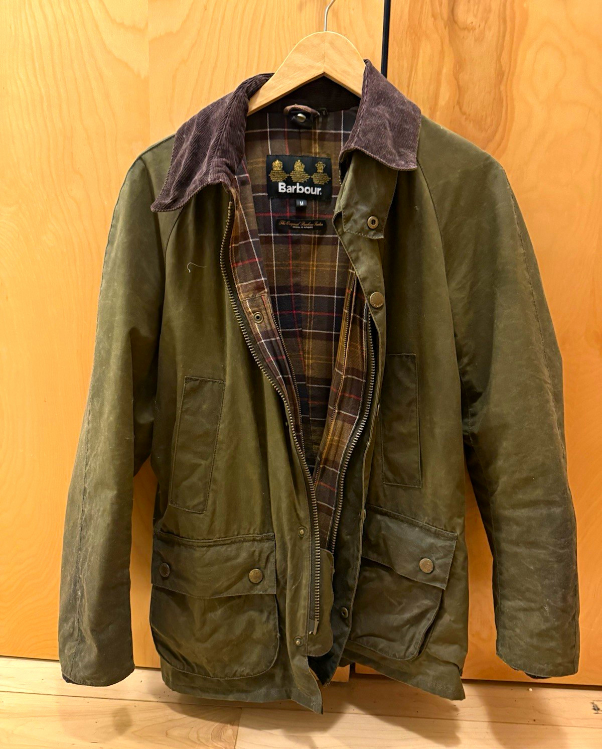 Barbour Ashby - M - needs to be re-waxed/cleaned. Read description Barbour Ashby - M - needs to be re-waxed/cleaned. Read description