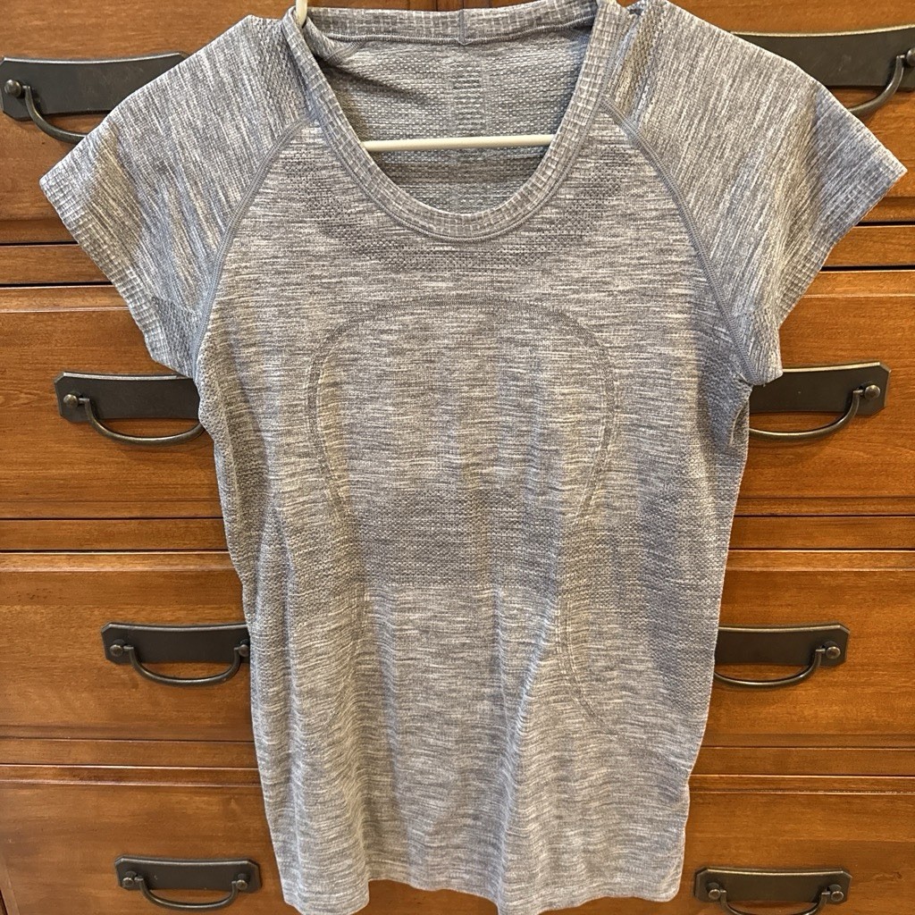 Lululemon Women\'s Swiftly Tech Gray Tee Shirt Lululemon Women\'s Swiftly Tech Gray Tee Shirt