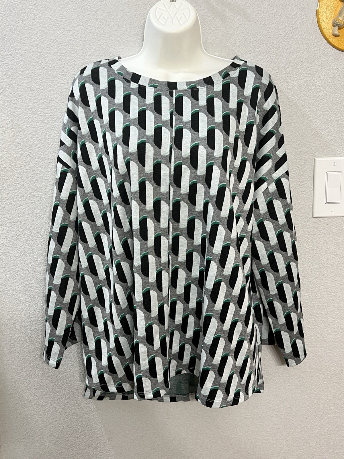 Liz Claiborne Women\'s XXL Geometric Print Long Sleeve Tunic Top Gold Buttons NWT Liz Claiborne Women\'s XXL Geometric Print Long Sleeve Tunic Top Gold Buttons NWT