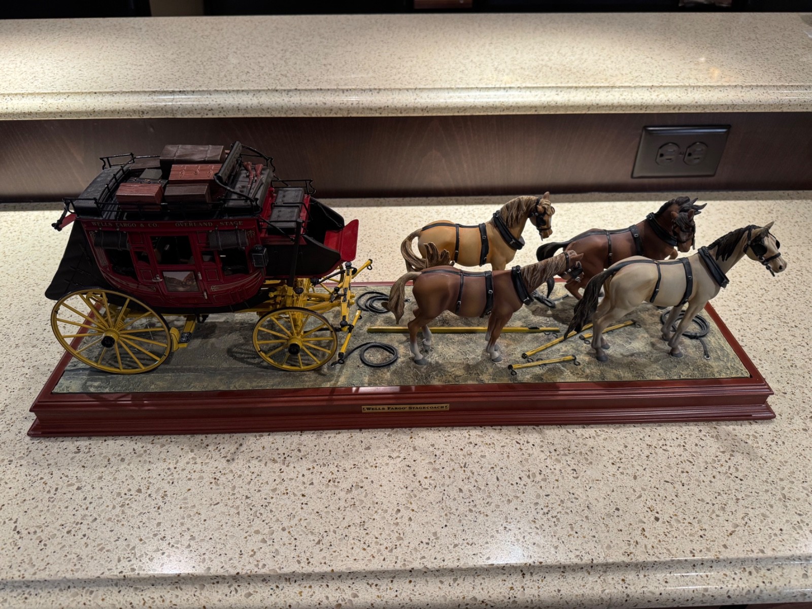 Vintage Franklin Mint 1886 Wells Fargo Overland Stagecoach & Horses 1:16