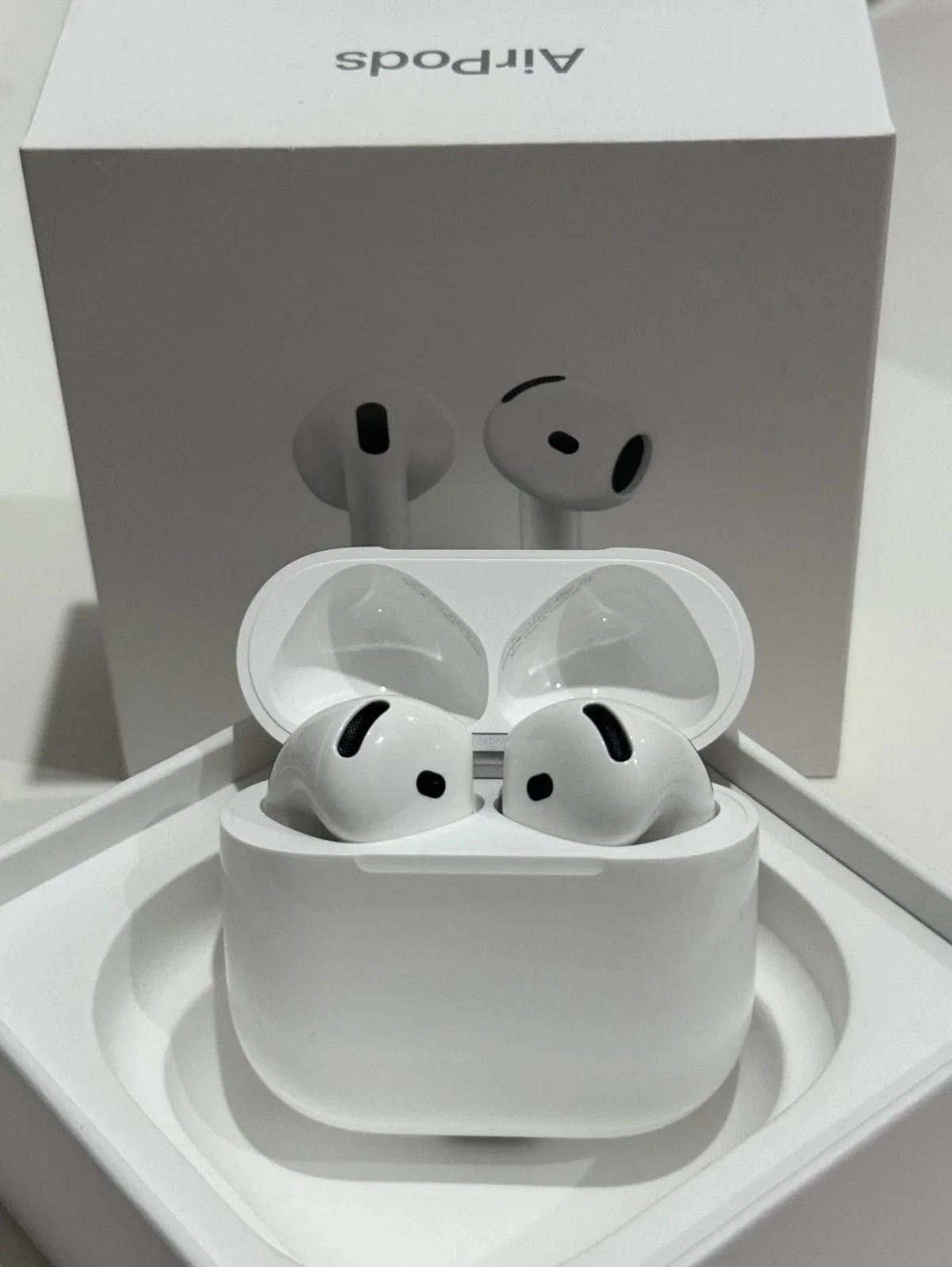 Apple Airpods 4th gen With Active Noise Cancellation + Cable Apple Airpods 4th gen With Active Noise Cancellation + Cable