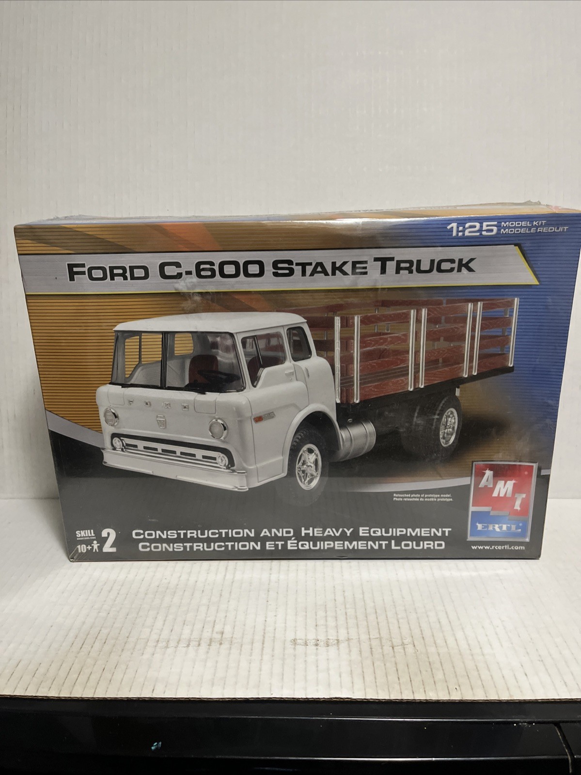 AMT ERTL Ford C-600 Stake Truck 1/25 Scale Plastic Model Kit 38165, New Sealed