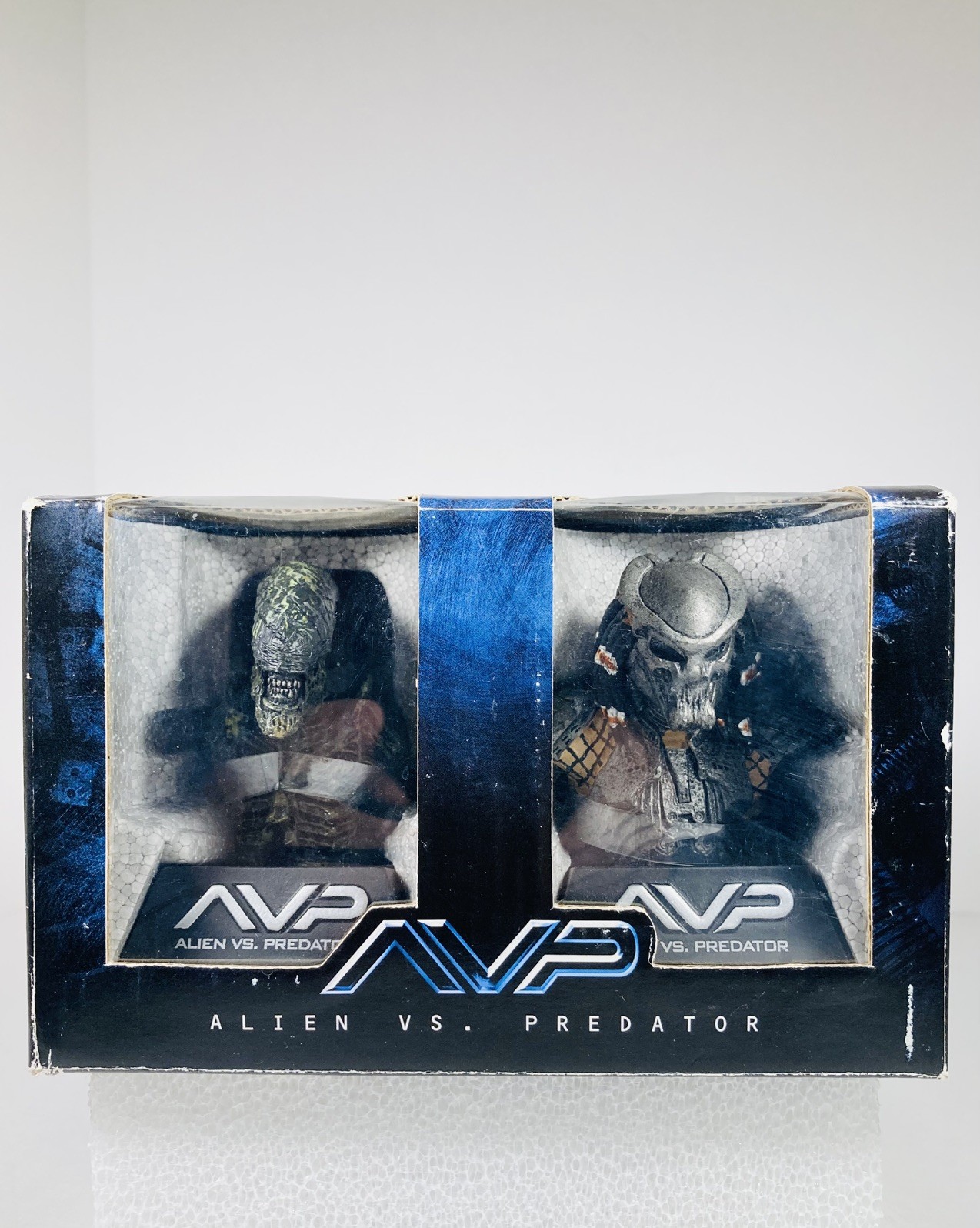 AVP ALIEN VS PREDATOR LIMITED EDITION. New 02895 of 25000. AVP ALIEN VS PREDATOR LIMITED EDITION. New 02895 of 25000.