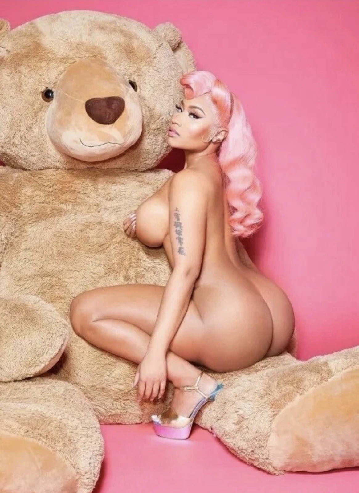 Nicki Minaj Posing Without Clothes 8x10 Picture Celebrity Print Nicki Minaj Posing Without Clothes 8x10 Picture Celebrity Print