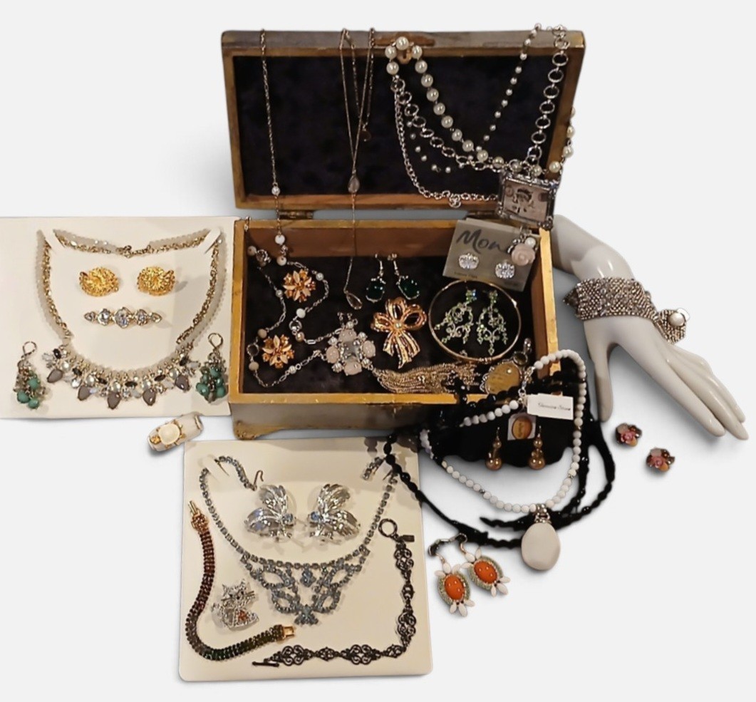 Stunning-Mixed-jewelry Lot Including Rare Crown Trifari Ring Stunning-Mixed-jewelry Lot Including Rare Crown Trifari Ring