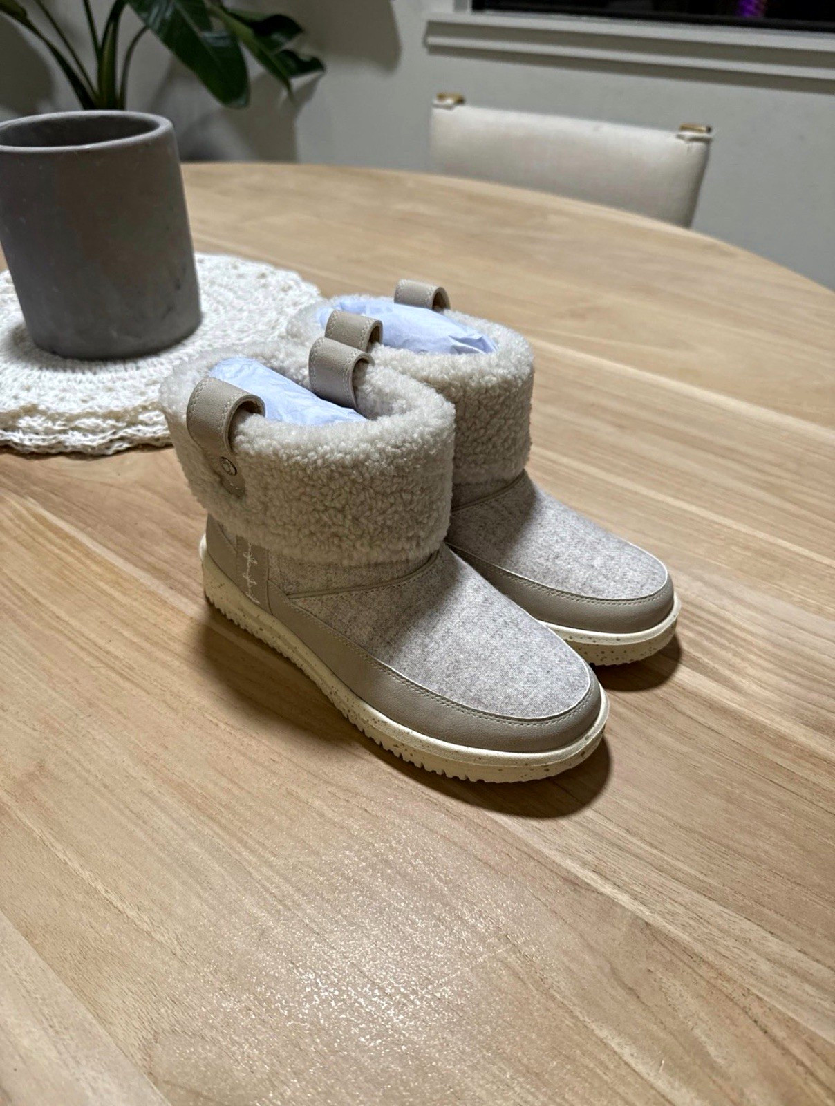 Hey Dude Women’s Beige Ankle Bootie Faux Fur Lined Slip-On Round Toe Size 7 Hey Dude Women’s Beige Ankle Bootie Faux Fur Lined Slip-On Round Toe Size 7