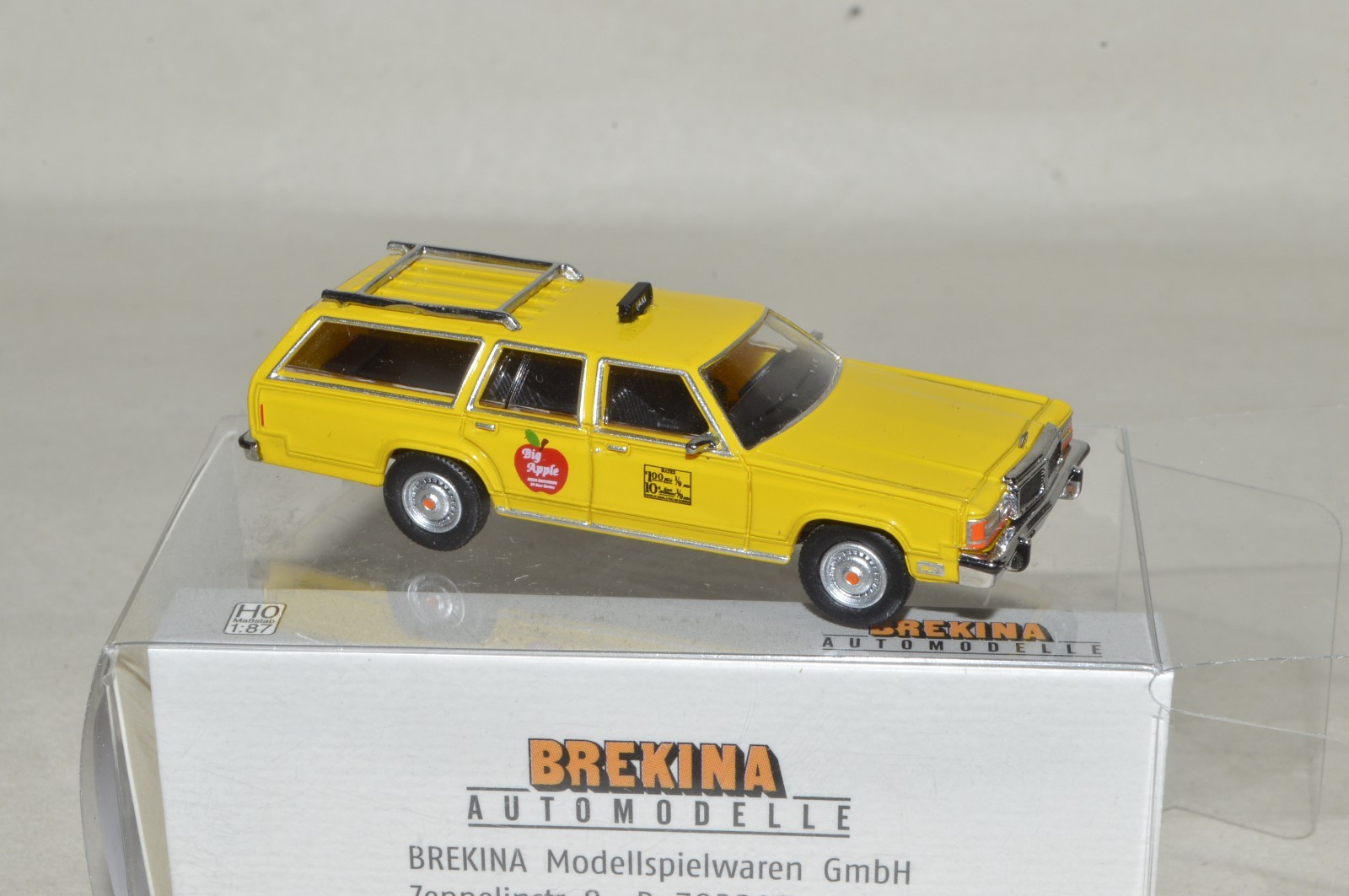 1:87 HO Brekina 19633 1979 New York Taxi Cab Ford LTD station wagon BIG APPLE