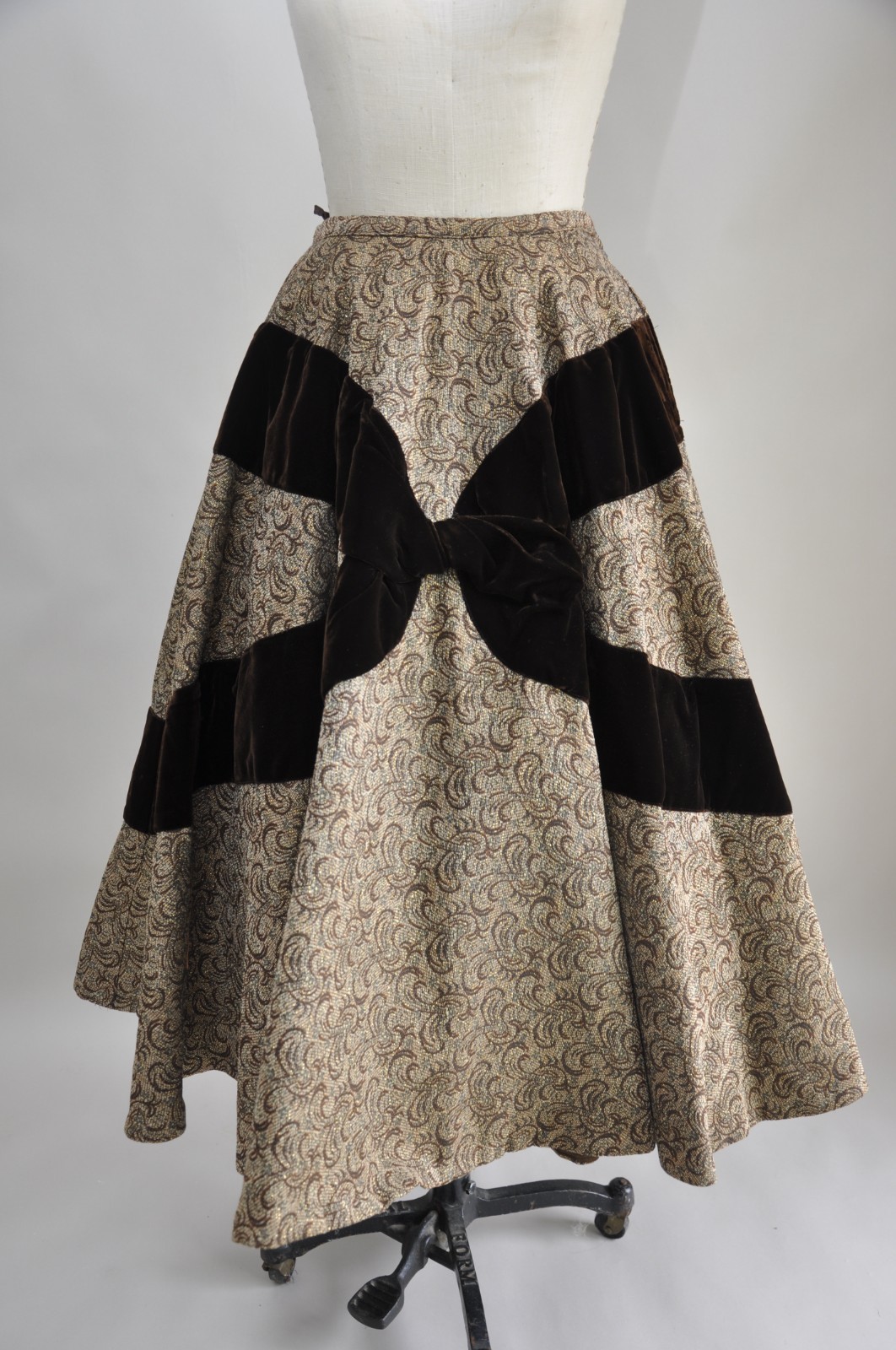Vintage 1950s Brown Fall Print Velvet Trim Circle Skirt Bow Detail Party M