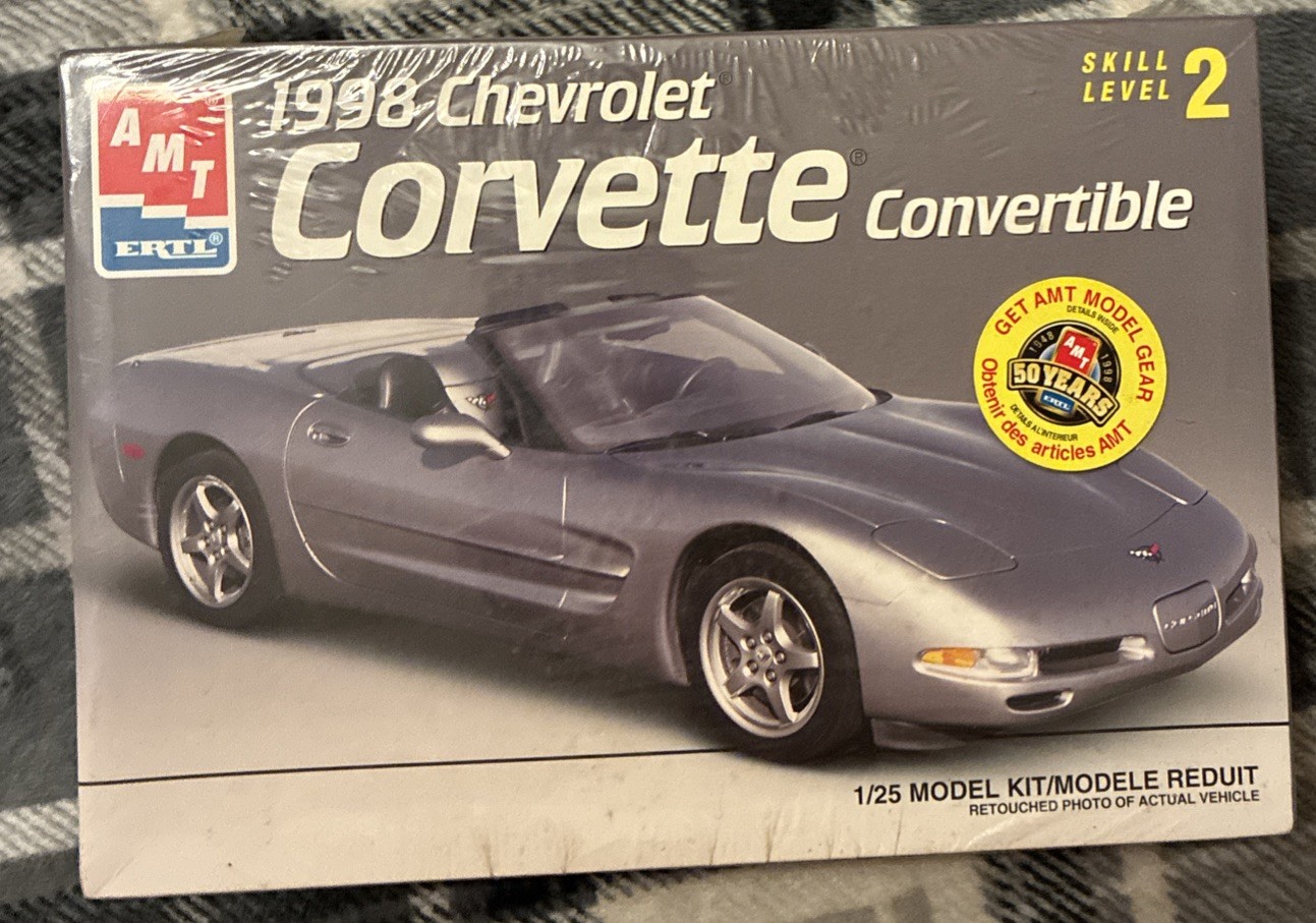 AMT 1998 Chevrolet Corvette Convertible. 1/25. #8329. AMT 1998 Chevrolet Corvette Convertible. 1/25. #8329.