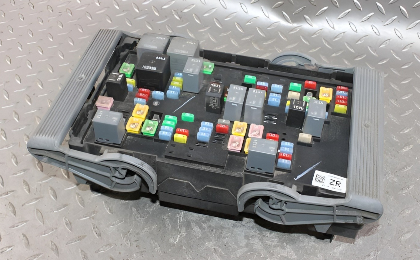 2007-2009 Chevy Silverado 1500 Engine Fuse Box Assembly OEM