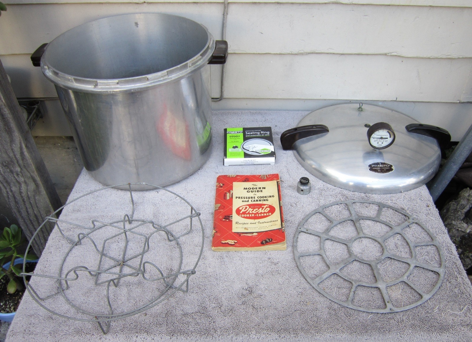 Vtg PRESTO 21-B 21 qt PRESSURE COOKER-CANNER w/ Regulator, Rack & Manual TESTED