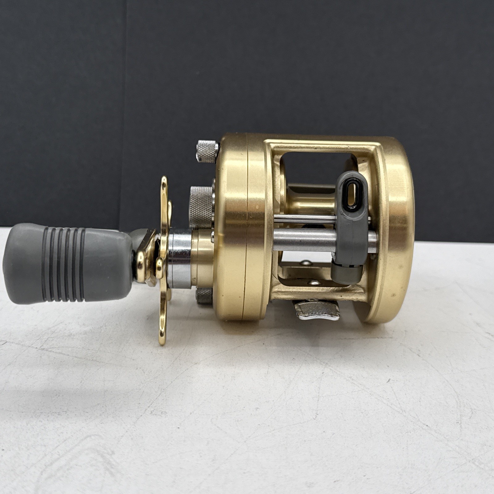 SHIMANO CALCUTTA CT-250 Right Hand Baitcast Fishing Reel - Excellent Condition