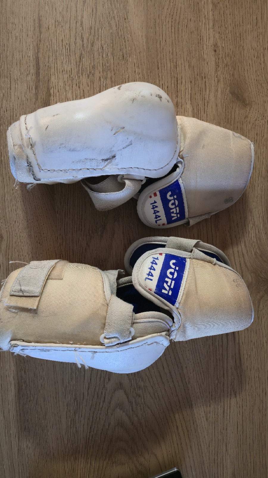 Eric Lindros Philadelphia Flyers Game Used Game Worn Elbow Pads RARE 
