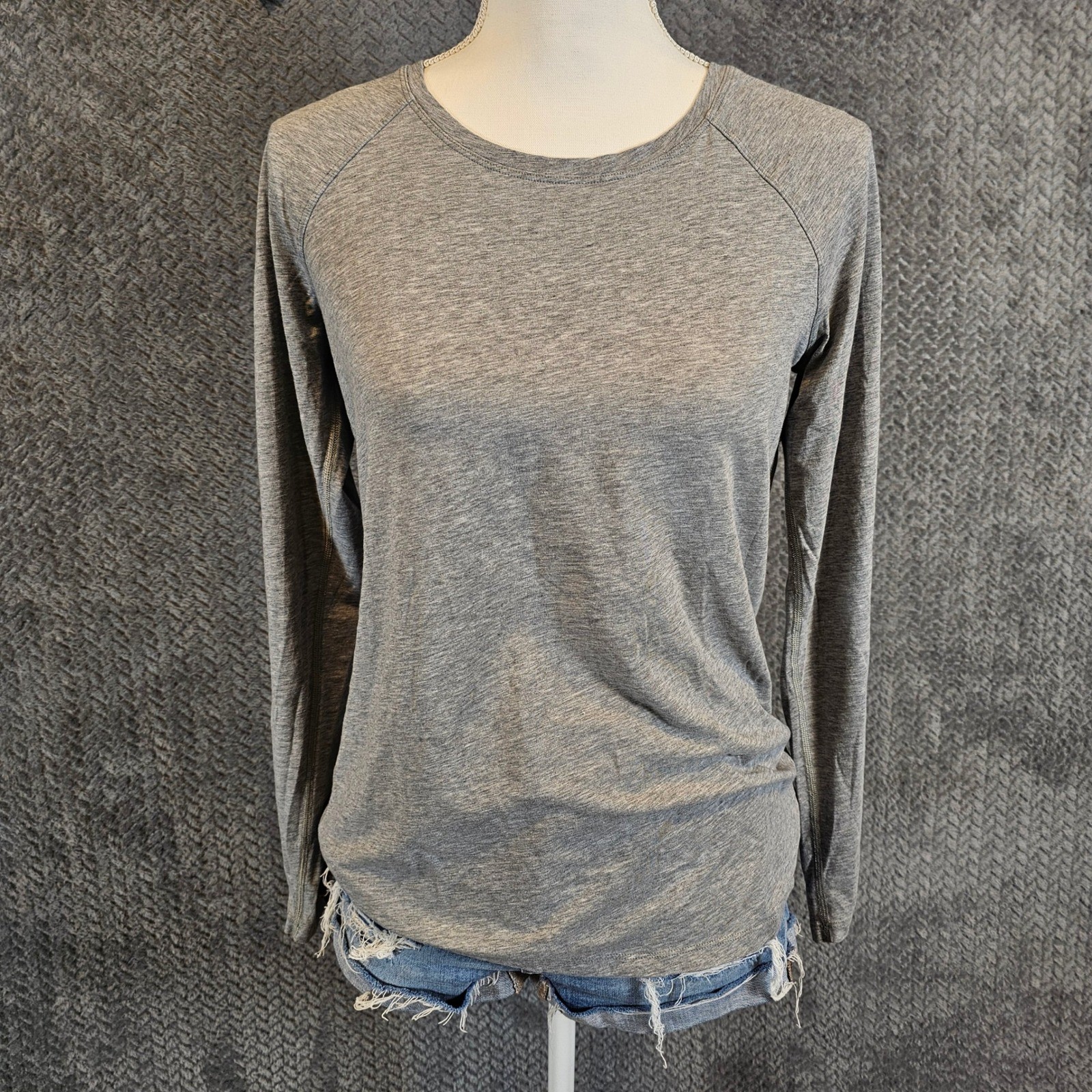 Lululemon Womens Heathered Grey Raglan Long Sleeve Athletic Top size in photos
