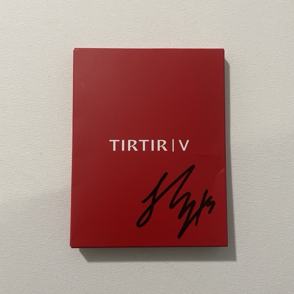 BTS Jungkook signed TIRTIR | V mini photobook from London show BTS Jungkook signed TIRTIR | V mini photobook from London show