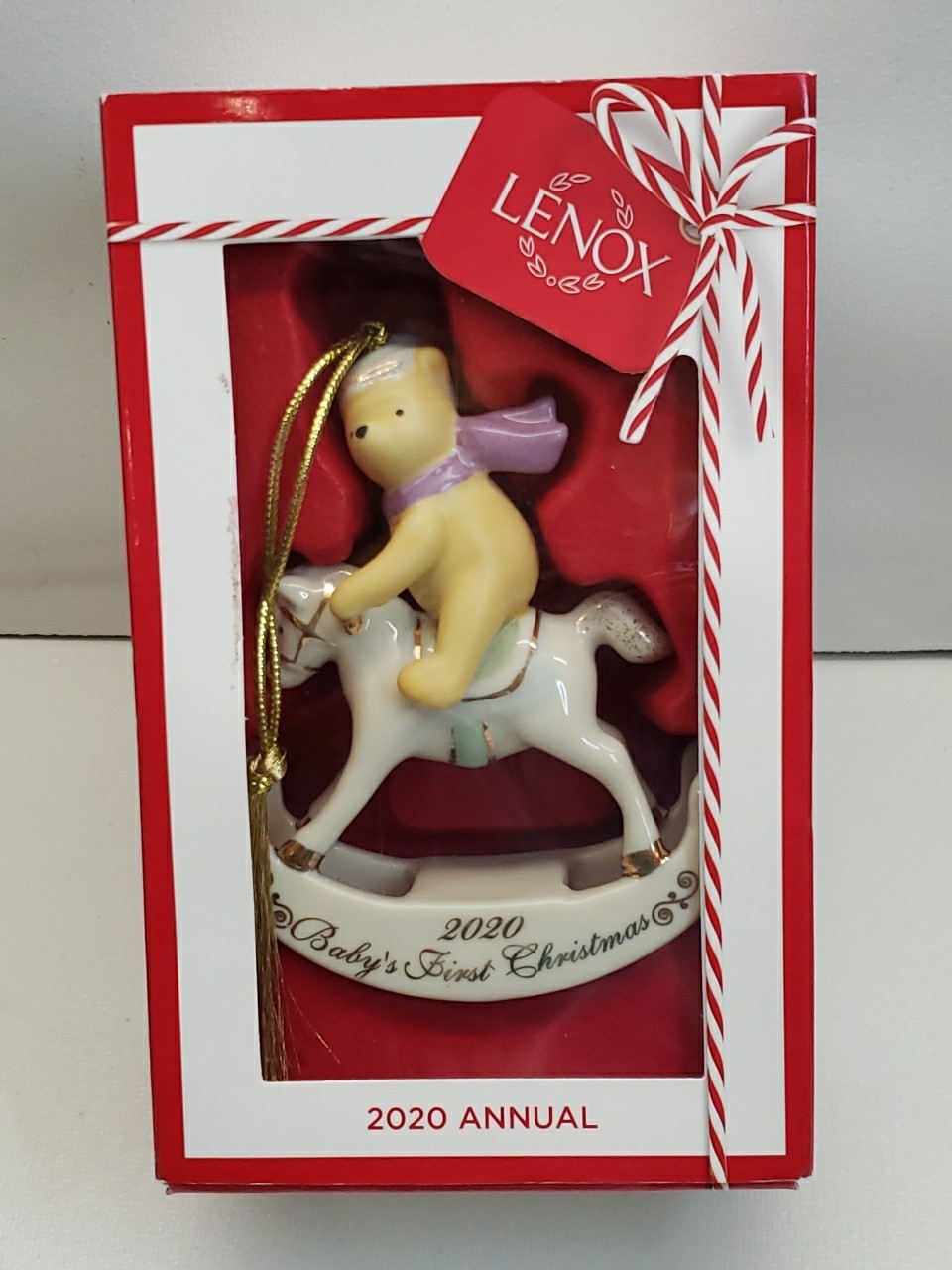 LENOX 2020 Ornament Winnie The Pooh Baby’s 1st Christmas Showcase Whit Box LENOX 2020 Ornament Winnie The Pooh Baby’s 1st Christmas Showcase Whit Box