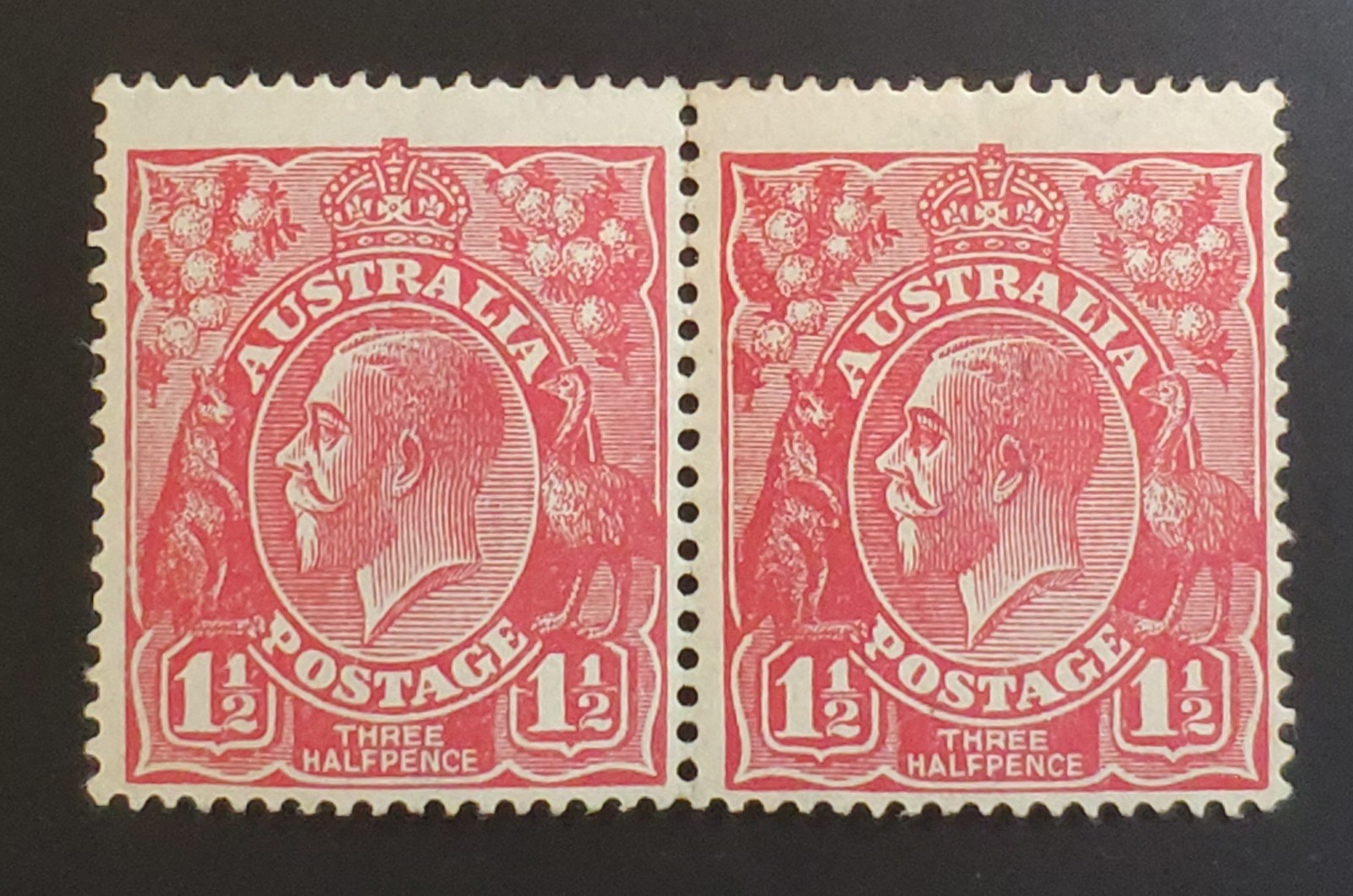 AUSTRALIA GV 1924/25.  RARE 1½d Scarlet & CRACKED ELECTRO in pair. Fine mint.