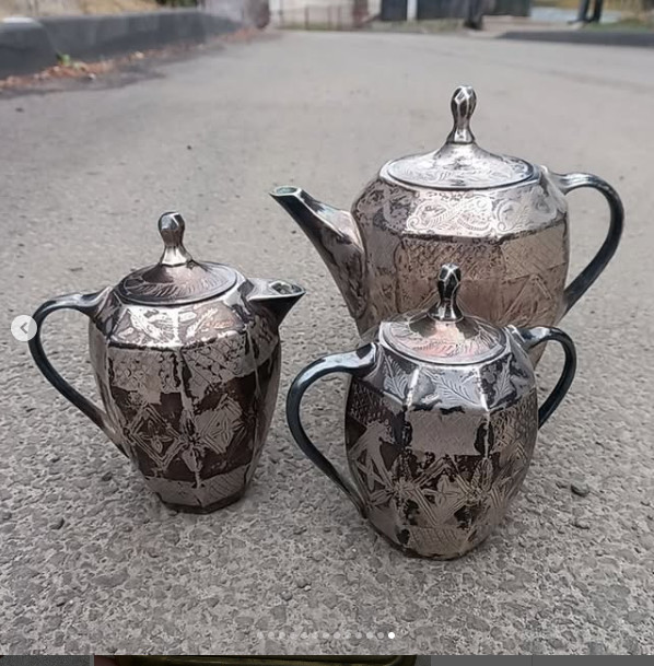 Antique tea set (3 pieces) An exquisite tea set consisting of three items: a tea