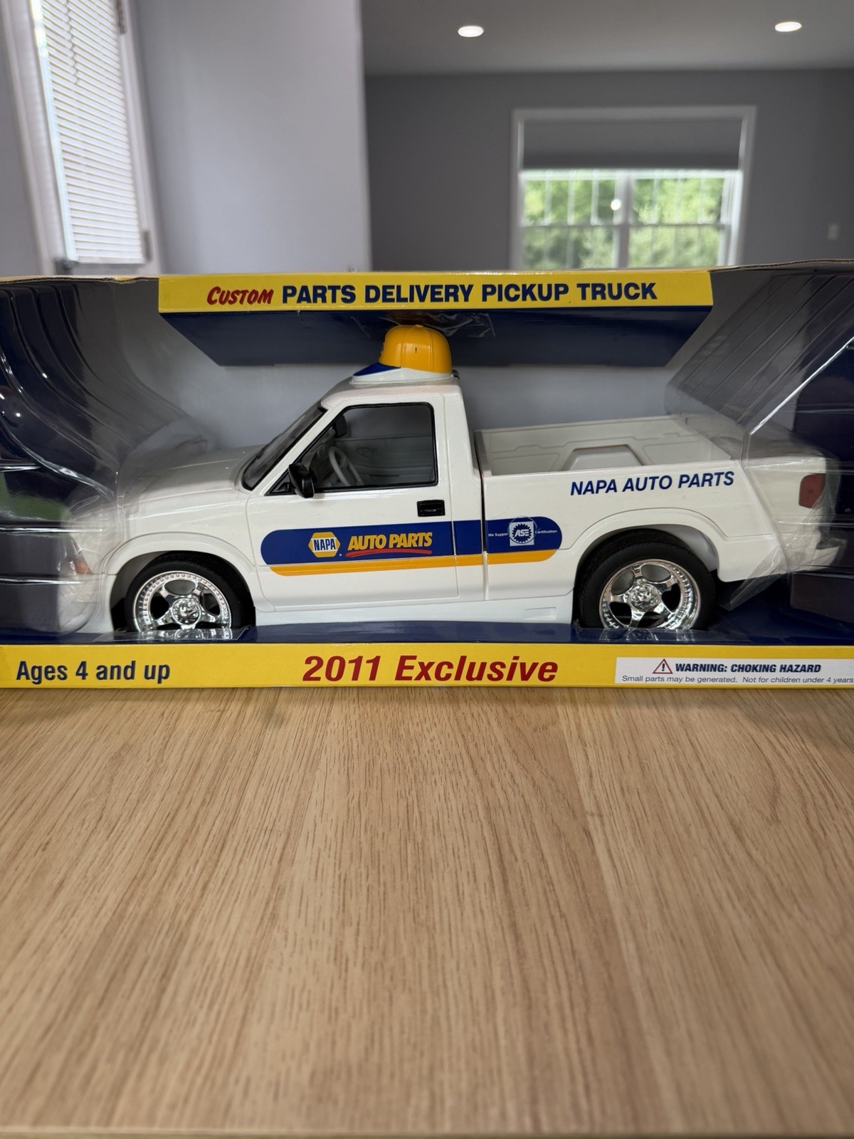 2011 NAPA Auto Parts Delivery Pickup Truck Limited Edition Exclusive NIB Rare