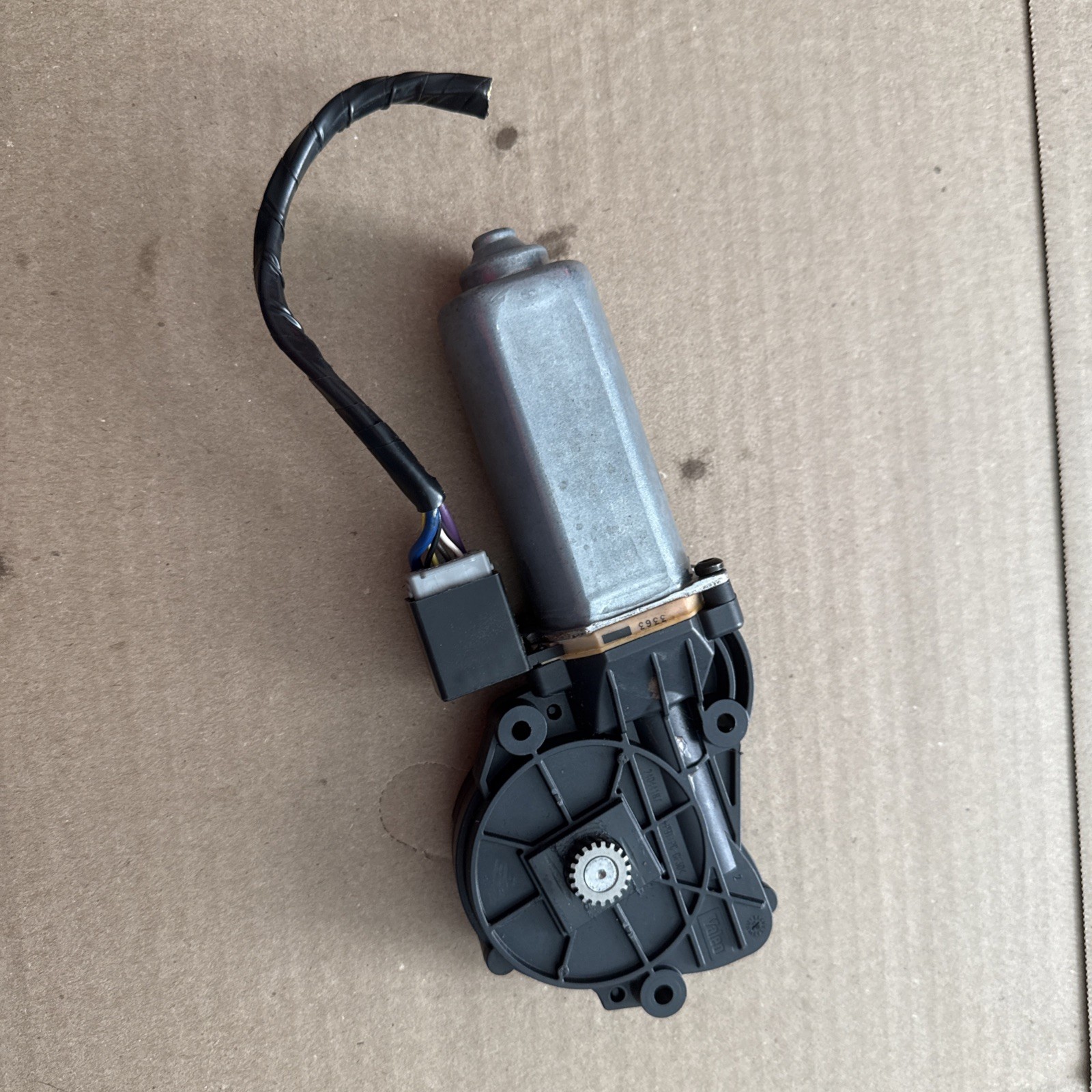 2004 2005 GMC Envoy XUV Rear Moveable Moving Sliding Roof Motor