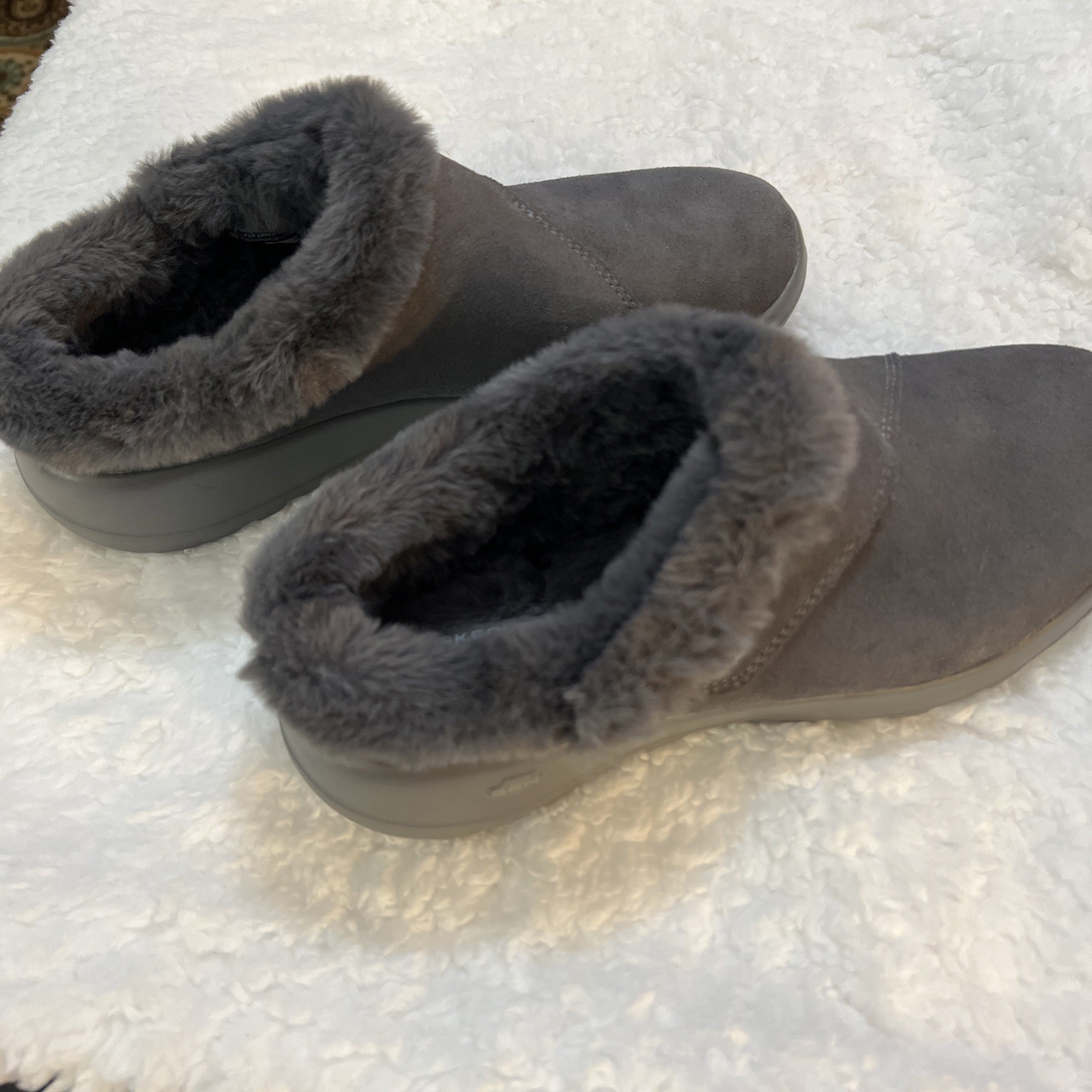 Sketchers GO LOUNGE grey slippers women’s size 8. New Sketchers GO LOUNGE grey slippers women’s size 8. New