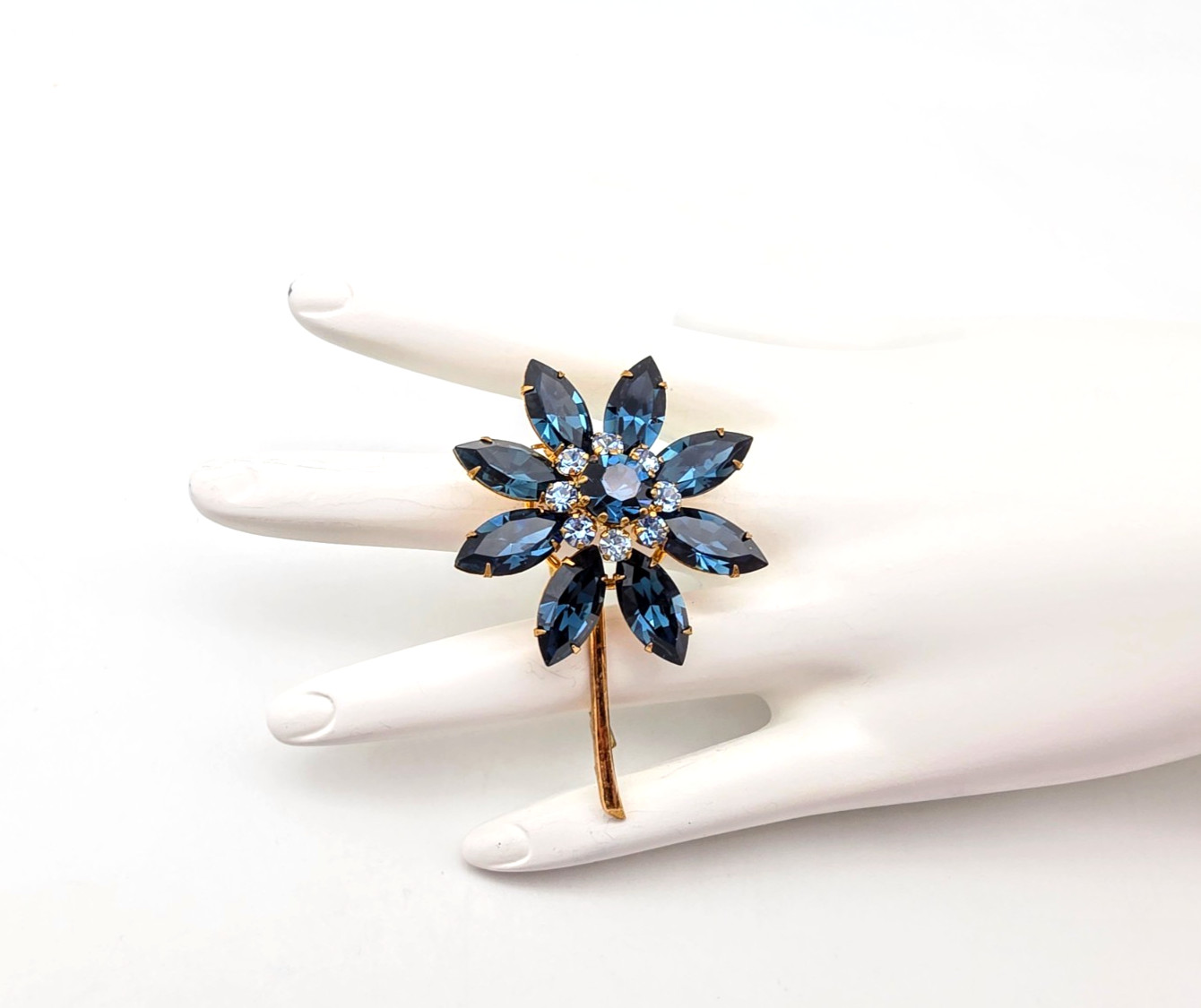 MARKED/SIGNED AUSTRIA BLUE FACETED CRYSTAL STONES VINTAGE FLOWER PIN/BROOCH WOW