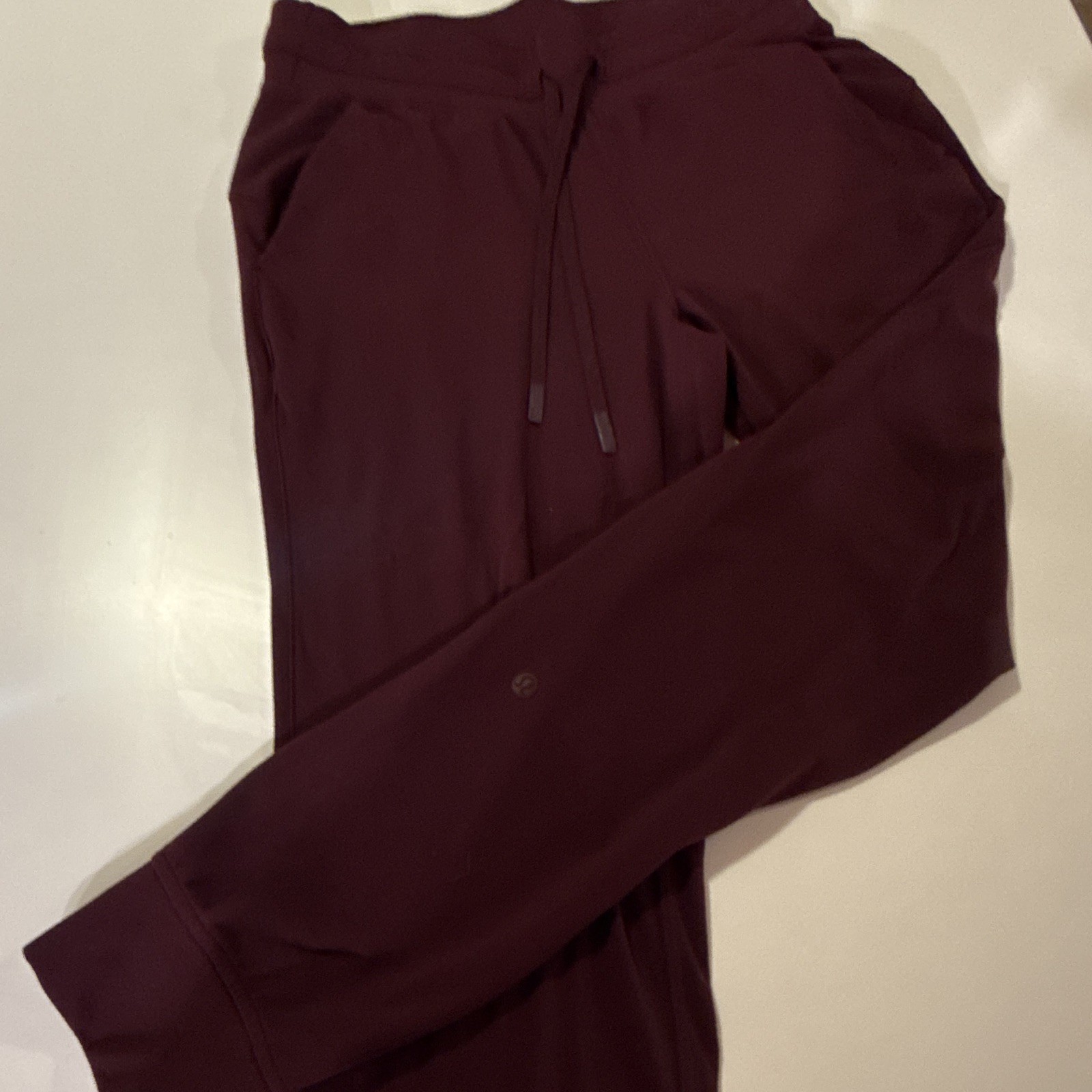 lululemon Women’s Burgundy Jogger Pants 8 Nylon Lycra Drawstring Pockets lululemon Women’s Burgundy Jogger Pants 8 Nylon Lycra Drawstring Pockets