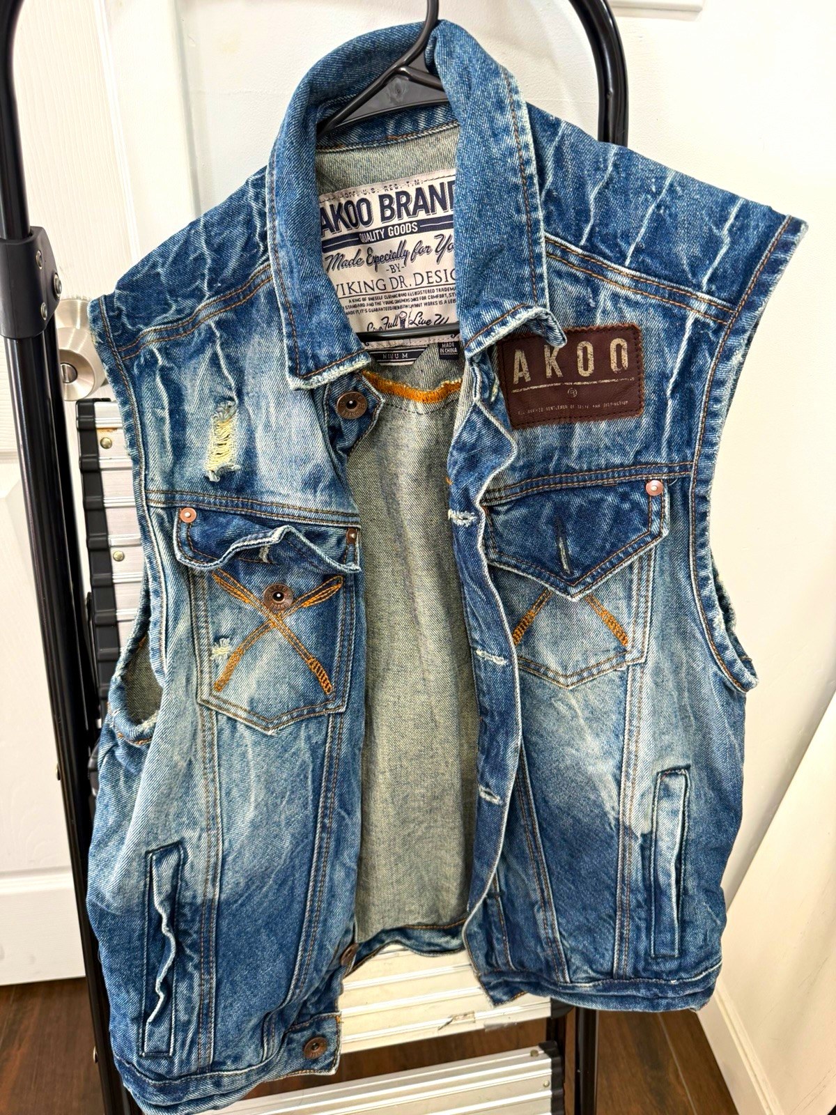 AKOO Men\'s Blue Denim Vest Size M Button Front Logo Patch Pockets Point Collar