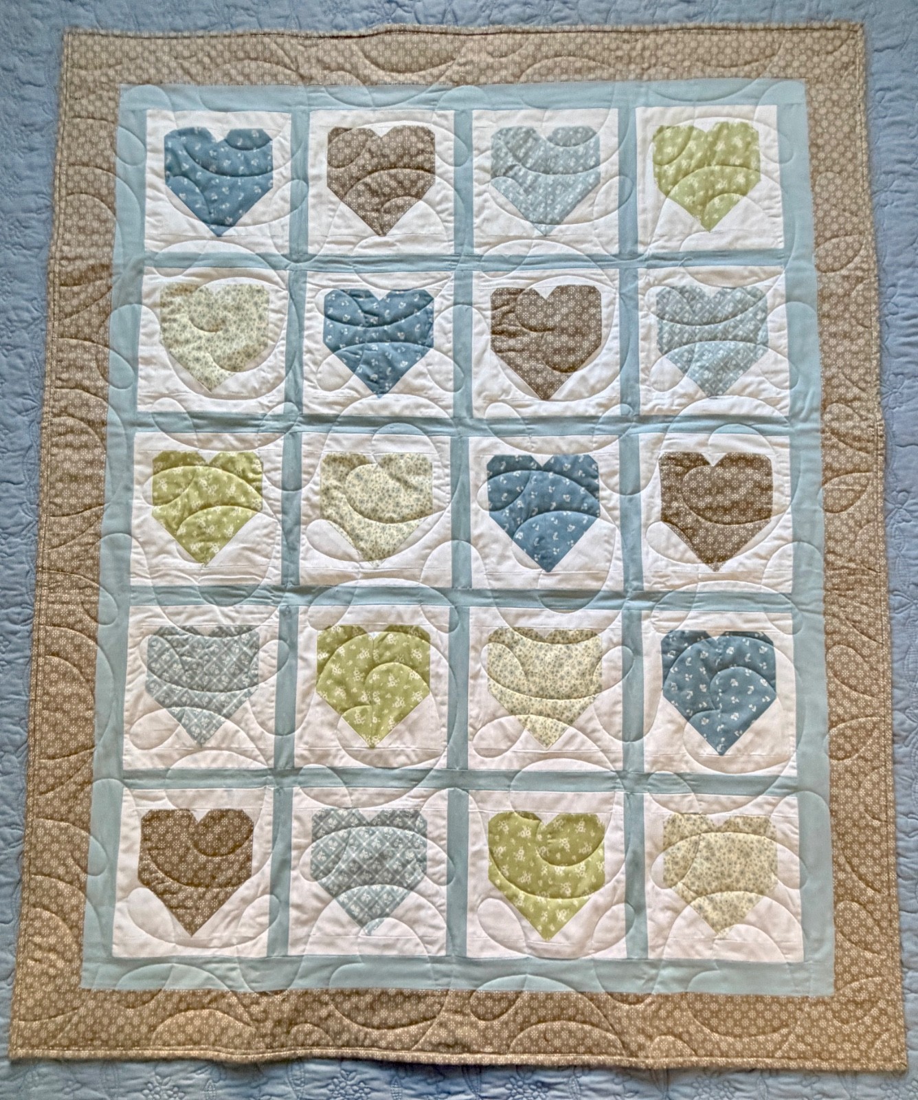 New handmade throw size quilt. Beautiful Heart design approx 40\ New handmade throw size quilt. Beautiful Heart design approx 40\